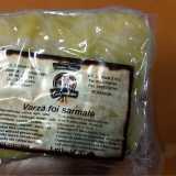 Per il sarmale si usano le foglie di verza in salamoia che si trova solo in questa salumeria ed � introvabile in Italia. La verza rumena viene fatta maturare pi� a lungo e le foglie sono pi� grandi e compatte e pi� saporite